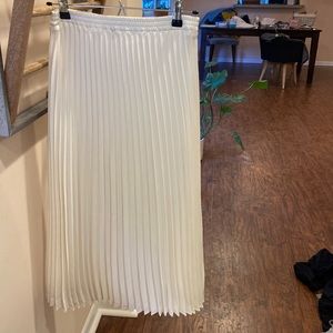 Accordion cream skirt